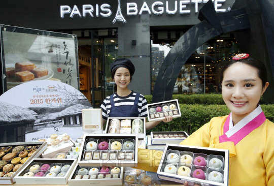 23일 모델들이 서울 종로 파리바게뜨 시그니처점 매장 앞에서 한국민속촌과 콜라보레이션 한 선물세트를 선보이고 있다. SPC그룹이 운영하는 파리바게뜨는 추석을 앞두고 한국민속촌과 협력해 현대와 전통을 조화시킨 찹쌀떡, 약과 등으로 구성된 선물세트를 출시했다. 파리바게뜨 제공